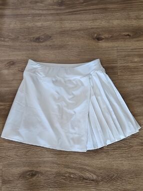 Lolë Women’s White Pleated A-Line Skort